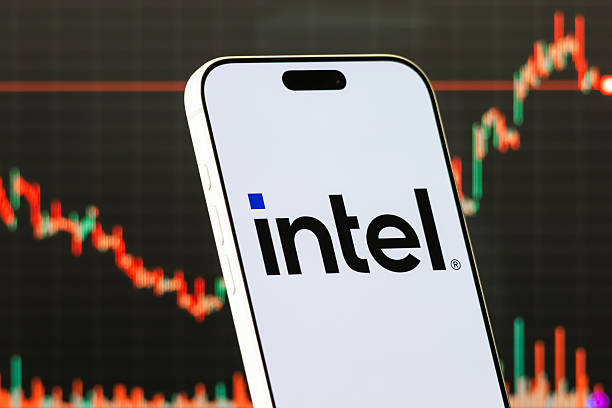 INTC Stock Surge 2026: How the Intel Apple Chip Deal Changed Wall Street’s View